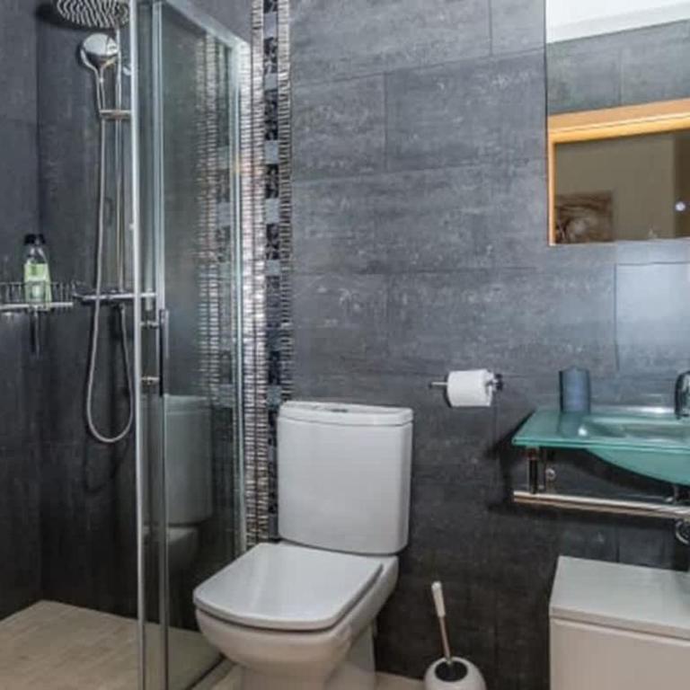 Villa sits on an immaculate south-facing - Villa - 14