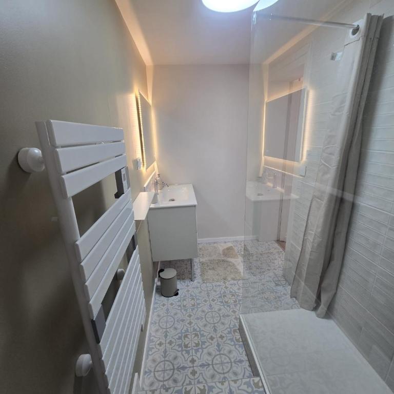 NOUVEAU - Splendide T2 Neuf au Calme en Ville d'Hiver à 5 mn de la plage et du Centre Ville - One-Bedroom Apartment - 15