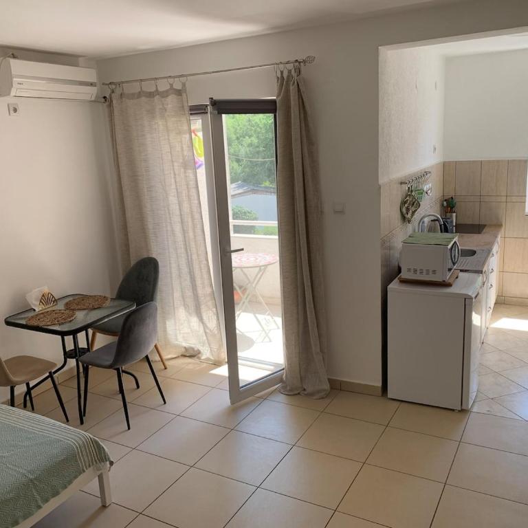 Bright studio for two with a mountain view - Apartman sa 1 Spavaćom Sobom - 2