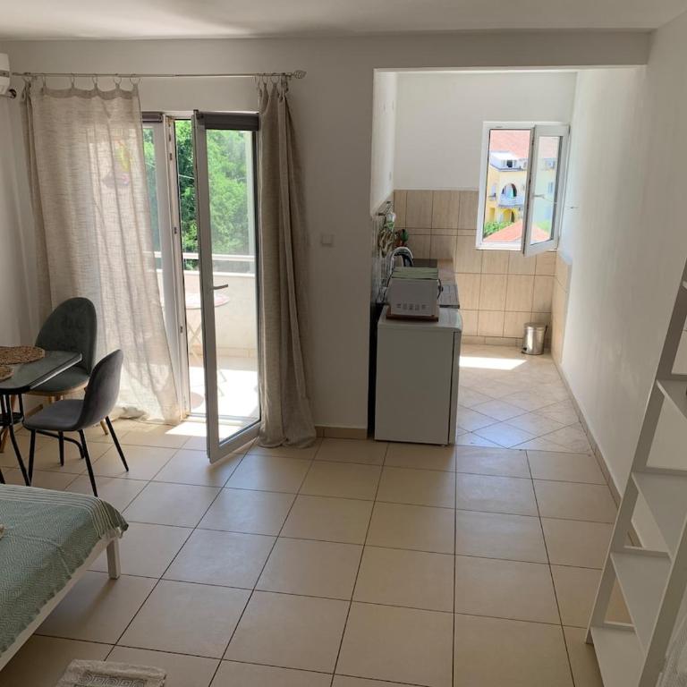 Bright studio for two with a mountain view - Apartman sa 1 Spavaćom Sobom - 12