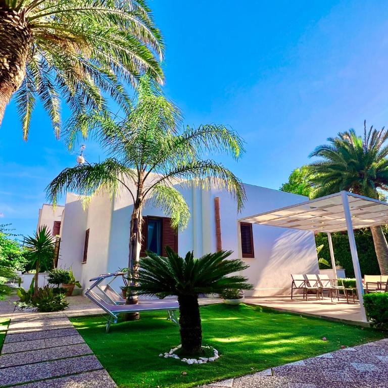 Villa Almyra - 4 Double Badrooms with Exclusive Garden & Parking Steps from the Beach - Deluxe Villa - 1