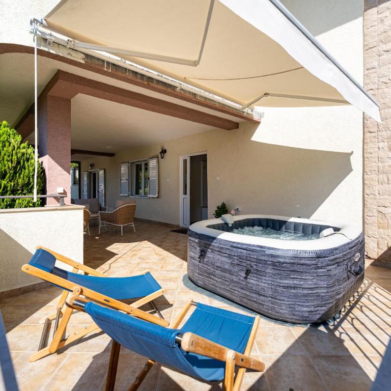 Villa Dorotea - Deluxe Two-Bedroom Apartment with Garden View - 18