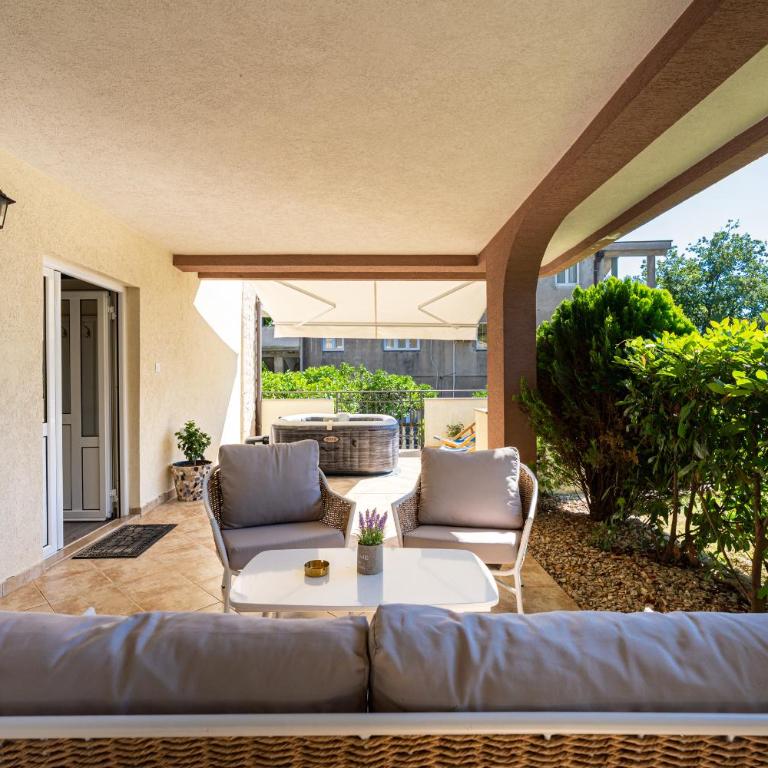 Villa Dorotea - Deluxe Two-Bedroom Apartment with Garden View - 15