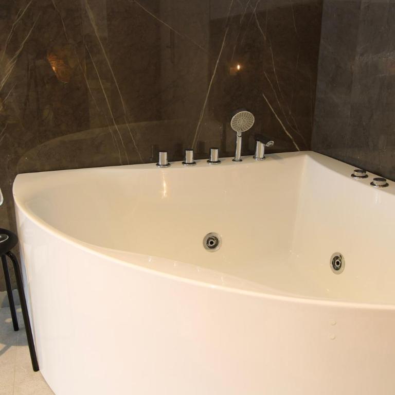 Luxury Jacuzzi Suites Rome - You Rhome - Zimmer mit Queensize-Bett und Whirlpool-Badewanne - 9