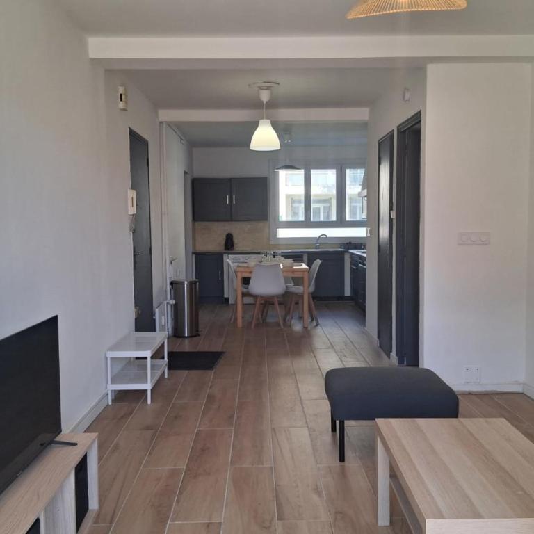 Big renovated flat with balcony 10 min out - Apartment - 3