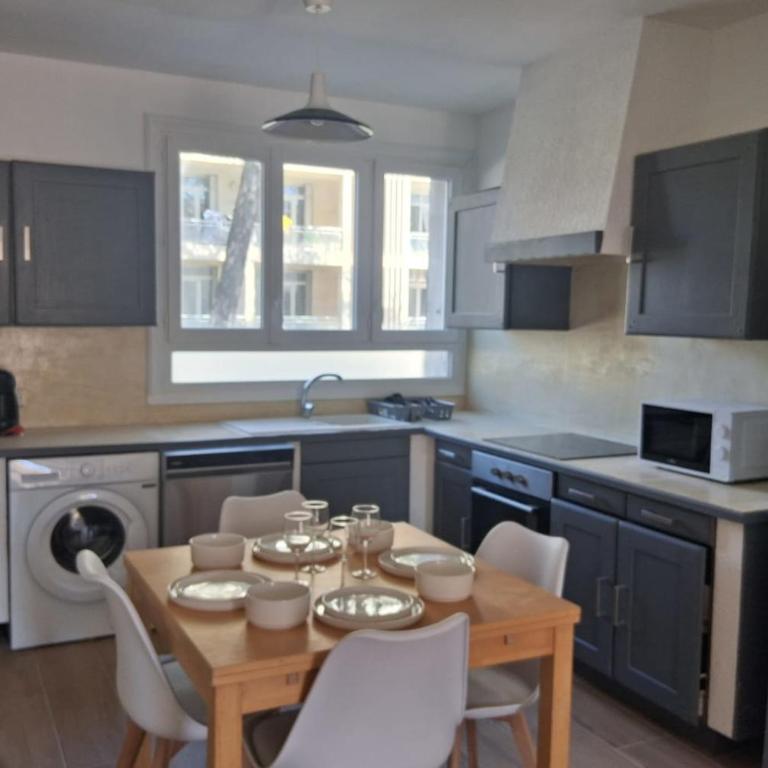 Big renovated flat with balcony 10 min out - Apartment - 4