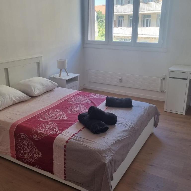 Big renovated flat with balcony 10 min out - Apartment - 7