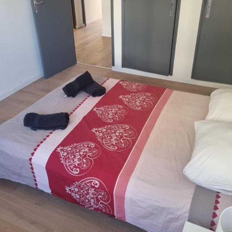 Big renovated flat with balcony 10 min out - Apartment - 8