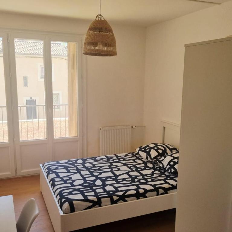 Big renovated flat with balcony 10 min out - Apartment - 9