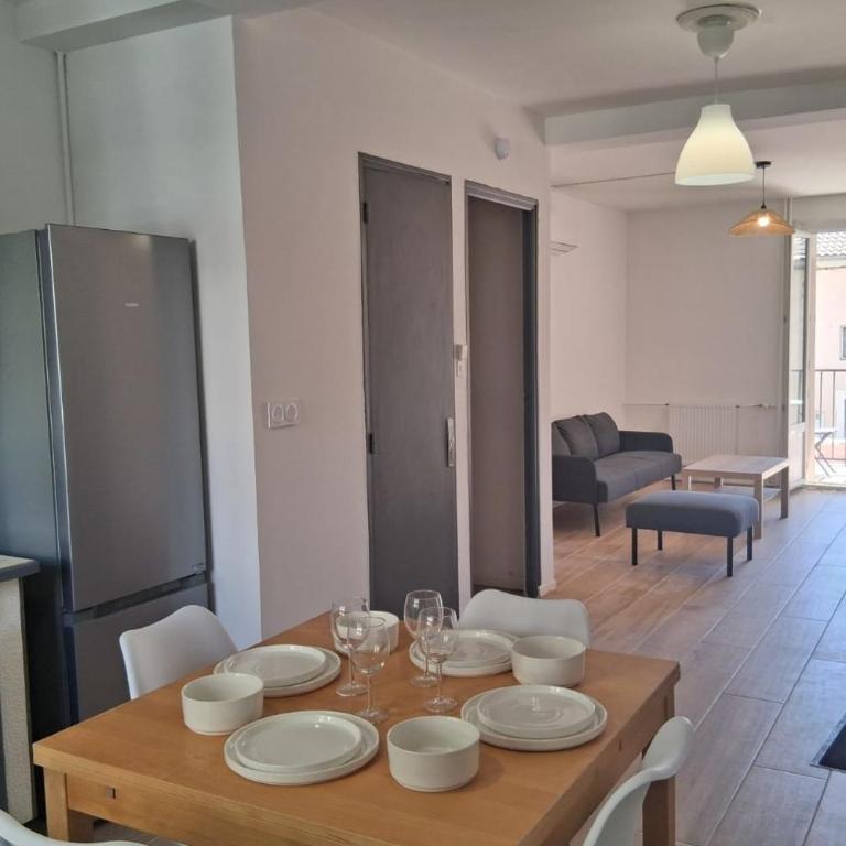 Big renovated flat with balcony 10 min out - Apartment - 19