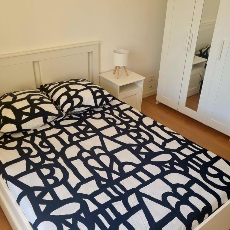 Big renovated flat with balcony 10 min out - Apartment - 10