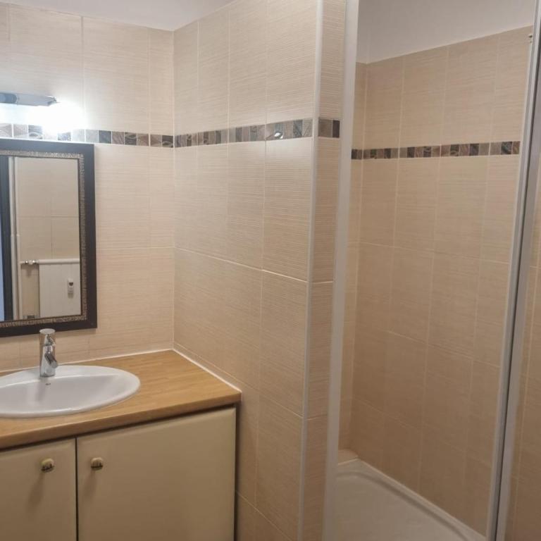 Big renovated flat with balcony 10 min out - Apartment - 14