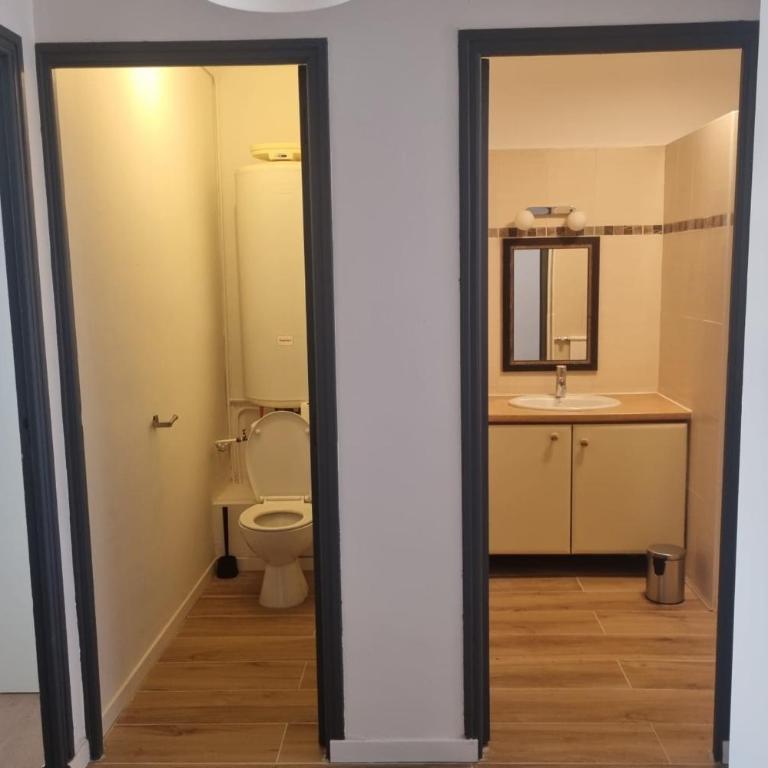 Big renovated flat with balcony 10 min out - Apartment - 13