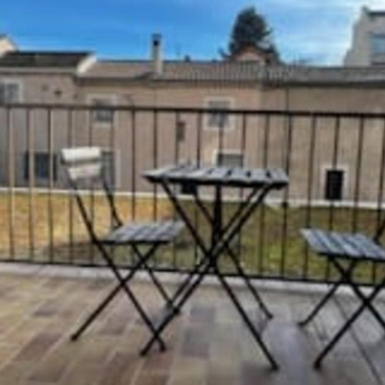 Big renovated flat with balcony 10 min out - Apartment - 17