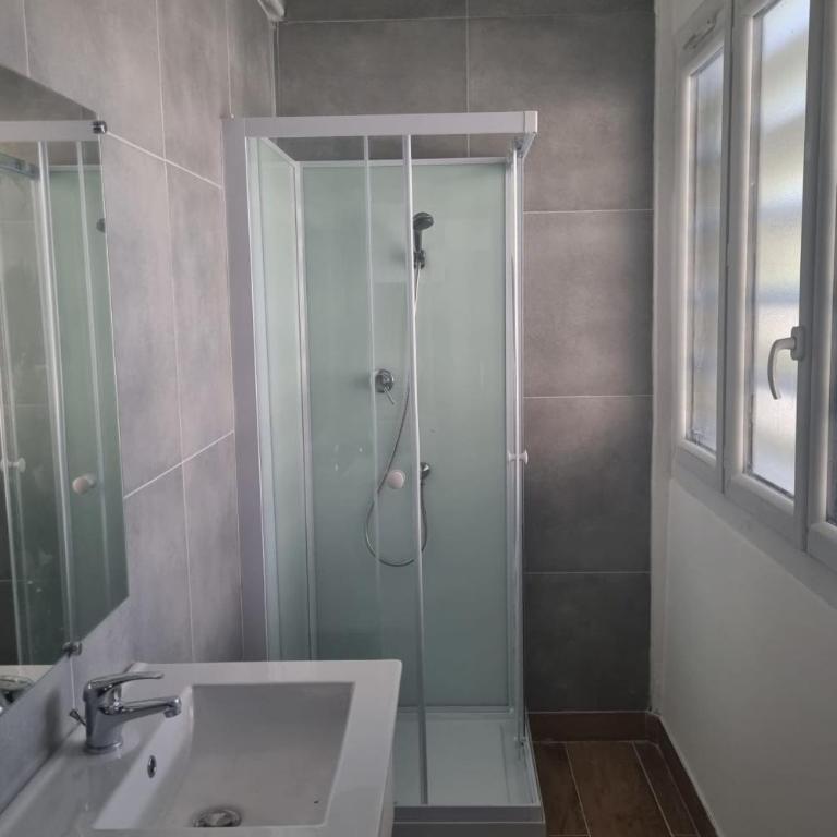 Big renovated flat with balcony 10 min out - Apartment - 16