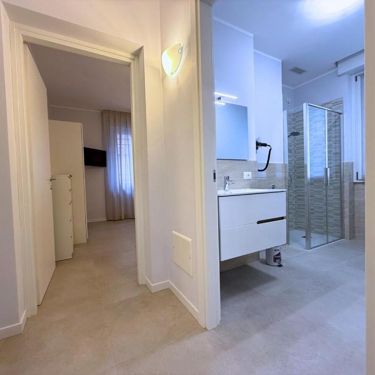 Villa with 3 suites, garage and 4 parking spaces - Casa de 4 dormitorios - 26