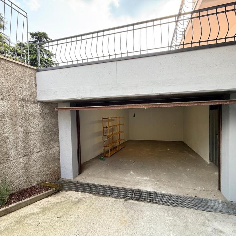 Villa with 3 suites, garage and 4 parking spaces - Casa de 4 dormitorios - 28