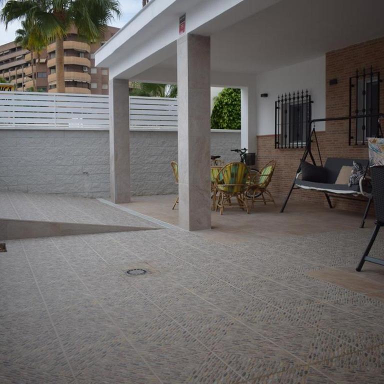 Casa unifamiliar a 10 pasos de la arena con parking - Casa - 12