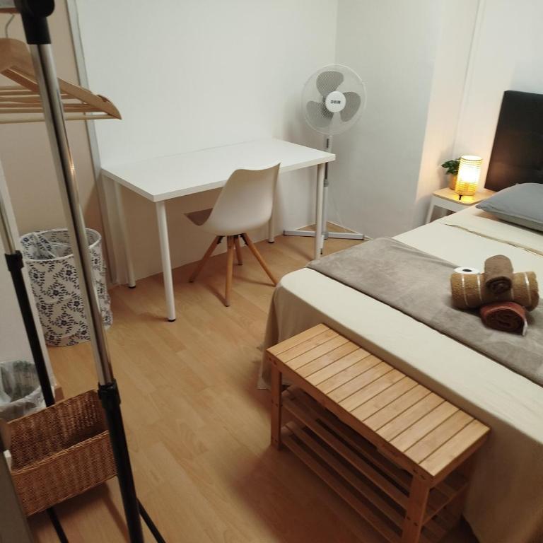 Double Interior Room Center City - Habitación Doble Económica - 7