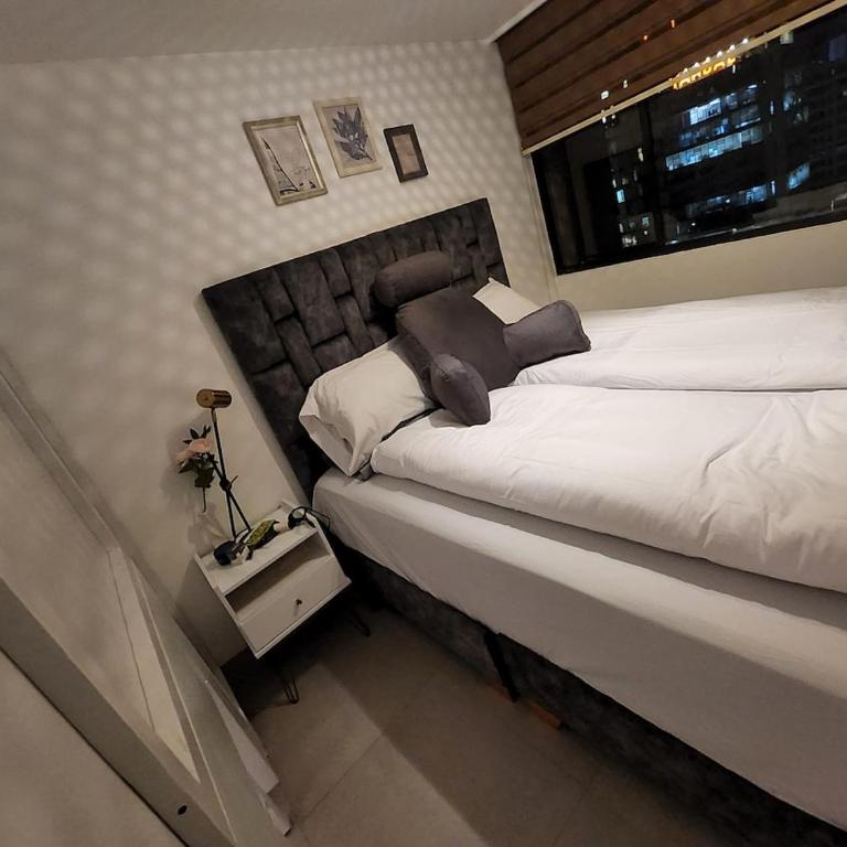 RociMar Modern Executive Suite - City Escape - Two-Bedroom Apartment - 4