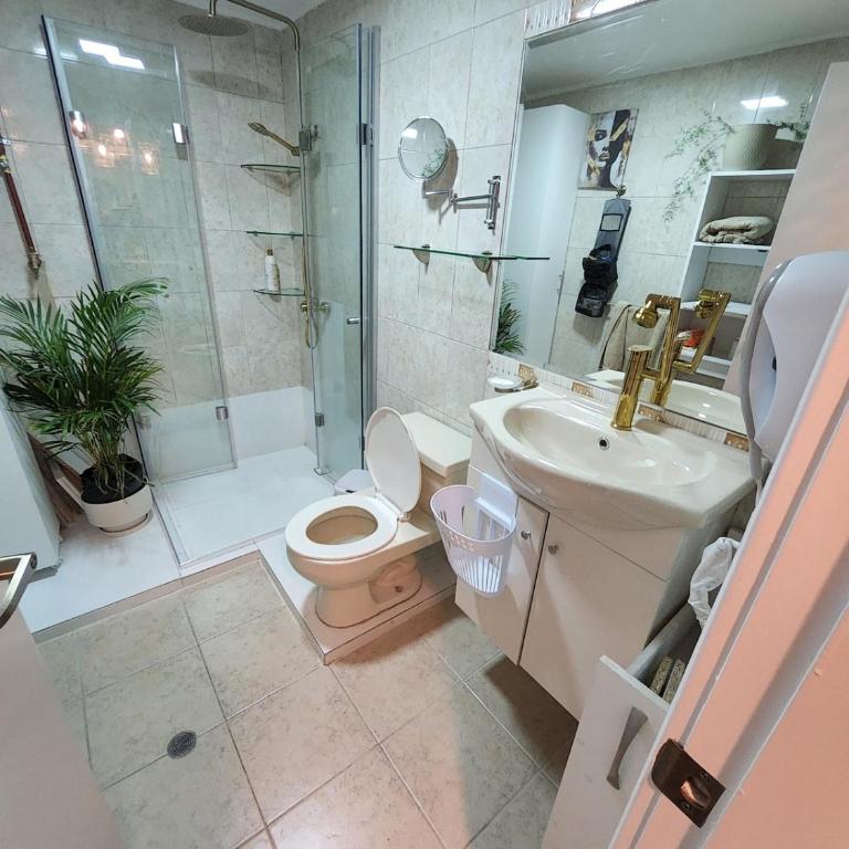 RociMar Modern Executive Suite - City Escape - Two-Bedroom Apartment - 8