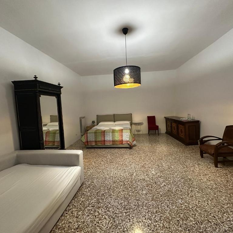 Golden Venezia Guest Rooms - Camera Tripla con Bagno in Comune - 17