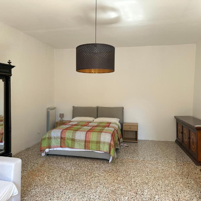 Golden Venezia Guest Rooms - Camera Tripla con Bagno in Comune - 13