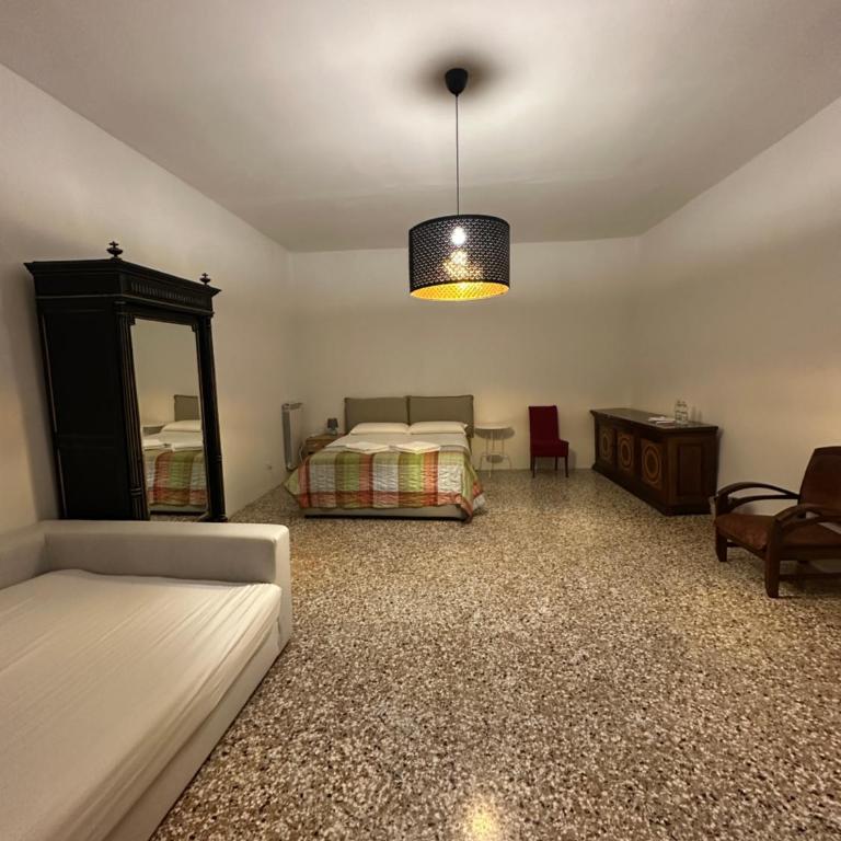 Golden Venezia Guest Rooms - Camera Tripla con Bagno in Comune - 12