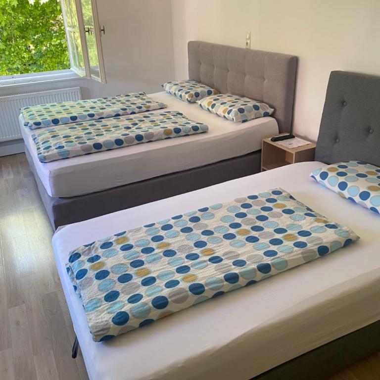 Gästehaus Jasmin - Dreibettzimmer mit Gemeinschaftsbad - 3