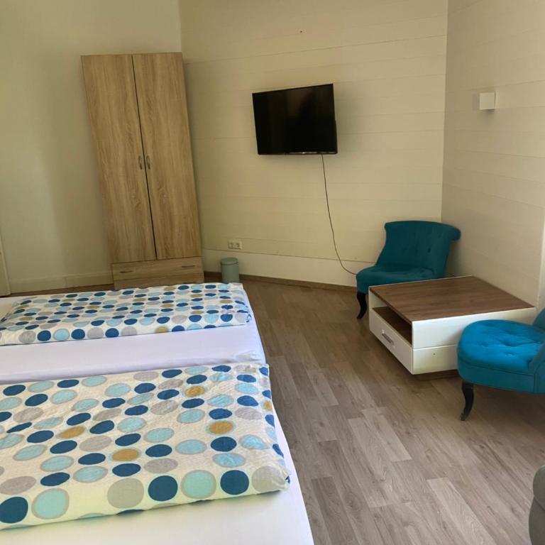 Gästehaus Jasmin - Dreibettzimmer mit Gemeinschaftsbad - 2