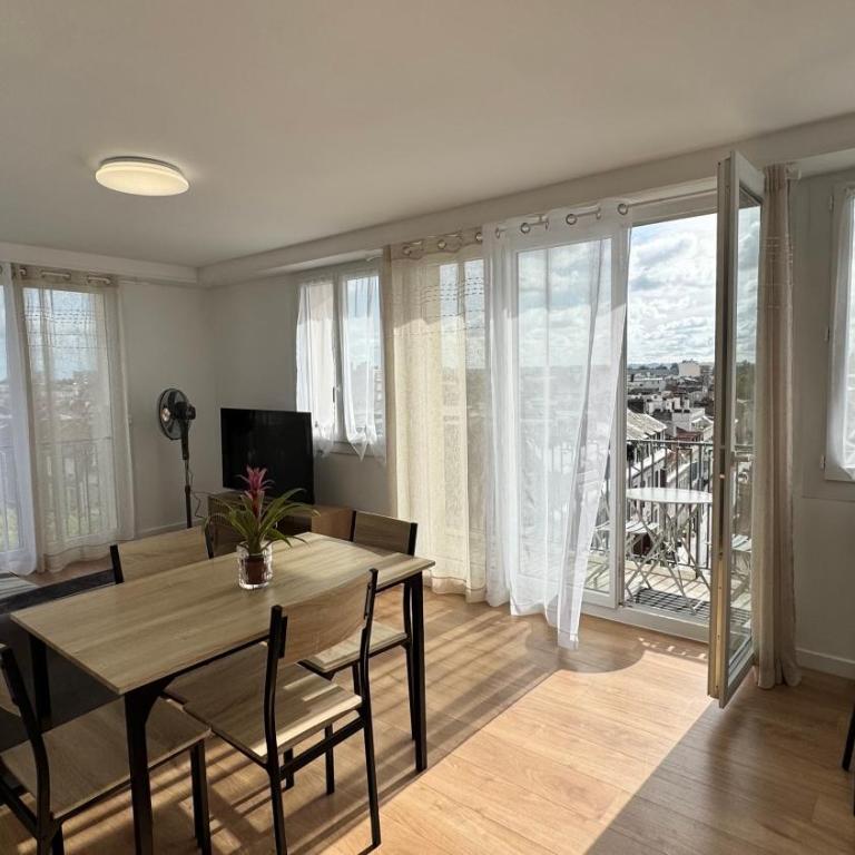 Appartements 4 Personnes - Pau Hyper Centre - Clemenceau - Appartement 1 Chambre avec Balcon et Vue sur la Ville - 2