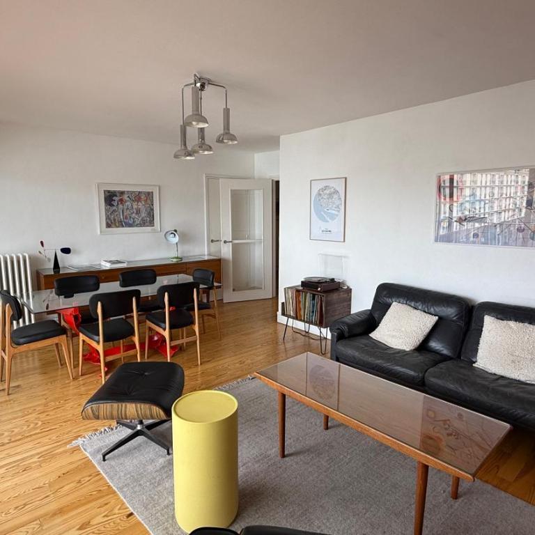 Appartement au design rétro avec ascenseur, balcon et vue panoramique - Apartment mit 2 Schlafzimmern - 1