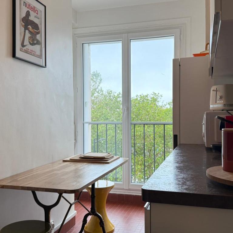 Appartement au design rétro avec ascenseur, balcon et vue panoramique - Apartment mit 2 Schlafzimmern - 25