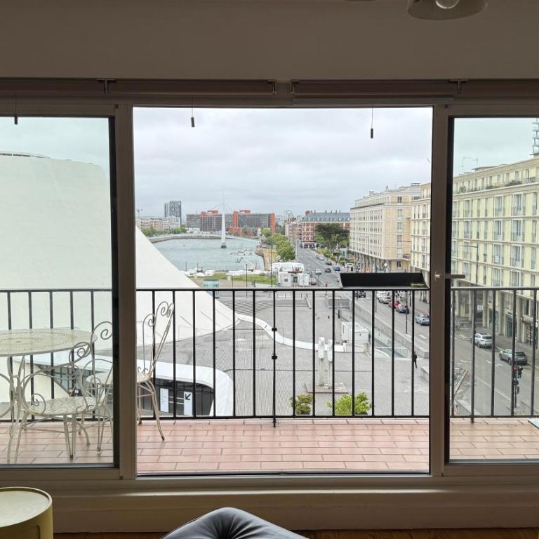 Appartement au design rétro avec ascenseur, balcon et vue panoramique - Apartment mit 2 Schlafzimmern - 32