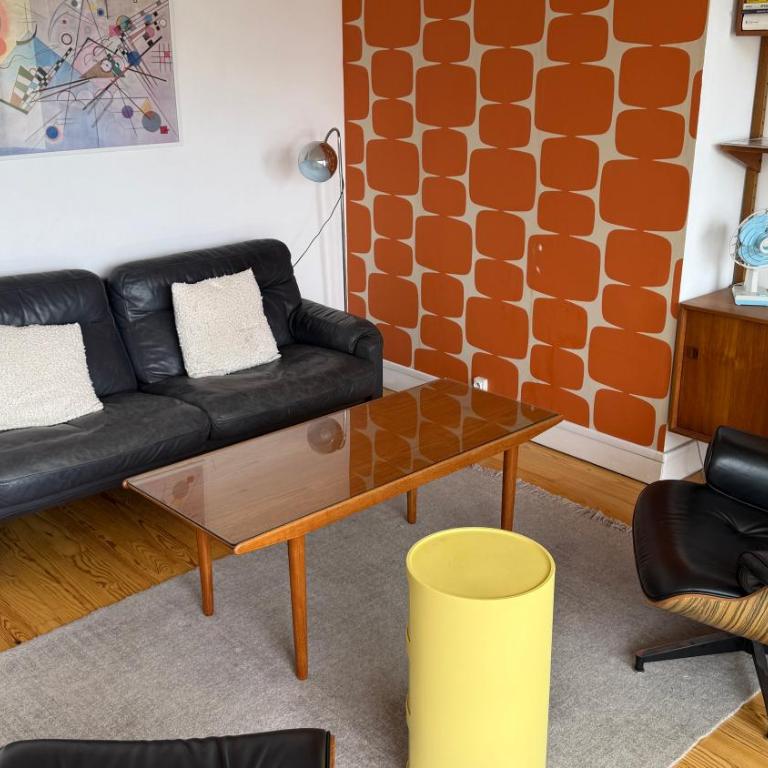 Appartement au design rétro avec ascenseur, balcon et vue panoramique - Apartment mit 2 Schlafzimmern - 35