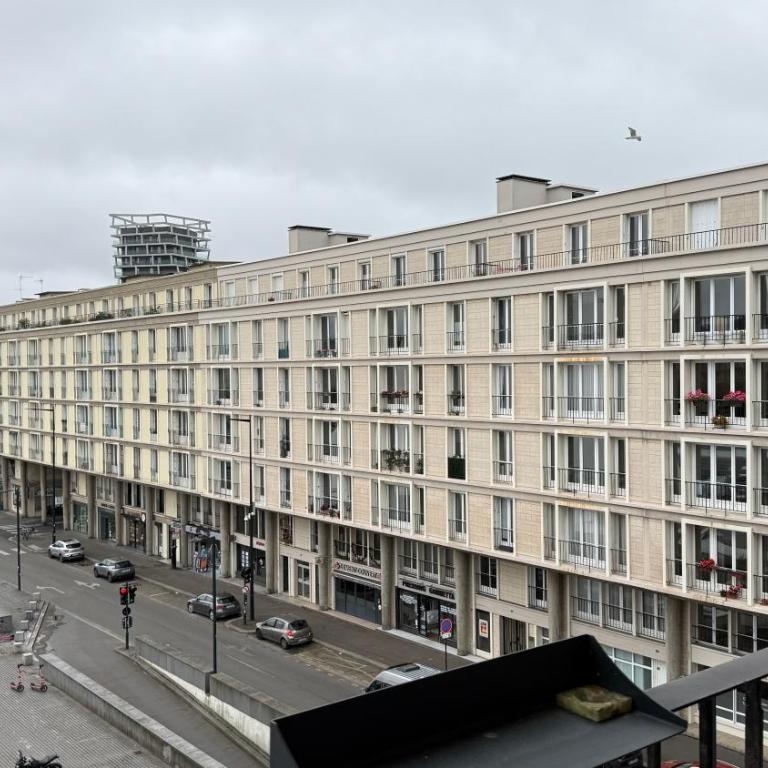 Appartement au design rétro avec ascenseur, balcon et vue panoramique - Apartment mit 2 Schlafzimmern - 34