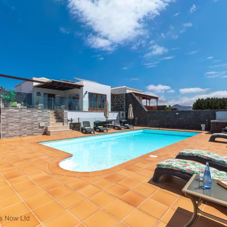 Villa Lobos - Retro Family Villa by Villas Now - Villa - 42