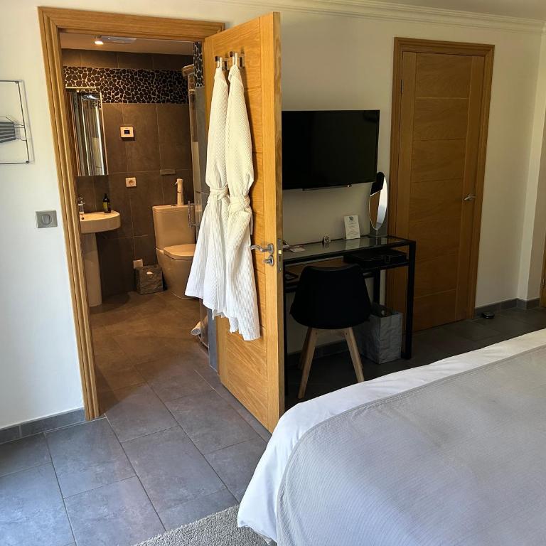 Les Hortensias - Chambre Double ou Lits Jumeaux avec Salle de Bains Privative - 3
