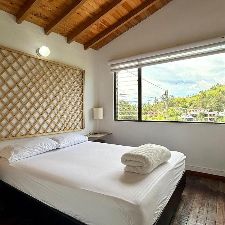 Rock View with Jacuzzi, Paddleboards and Lake - Villa - 39