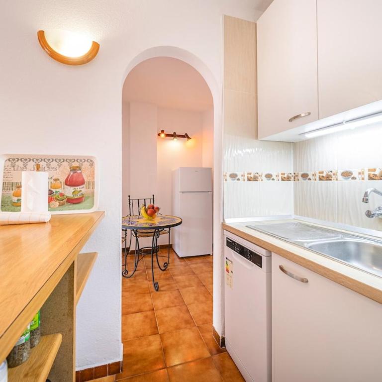 Tropical garden, big terrace, pools, sleeps 4 - One-Bedroom Apartment - 13