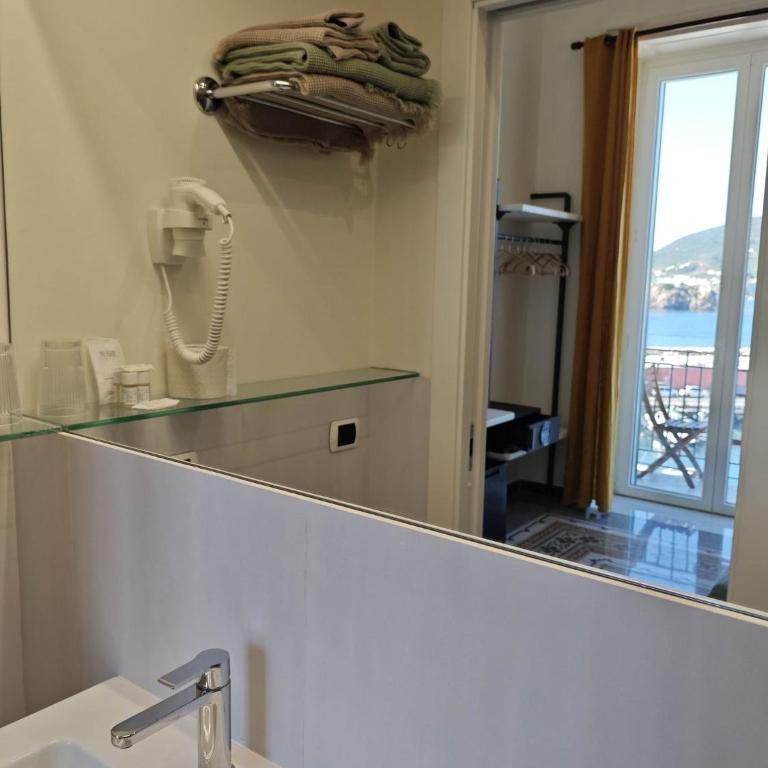 Locanda Mari - Camera Matrimoniale/Doppia con Letti Singoli con Vista Mare - 11