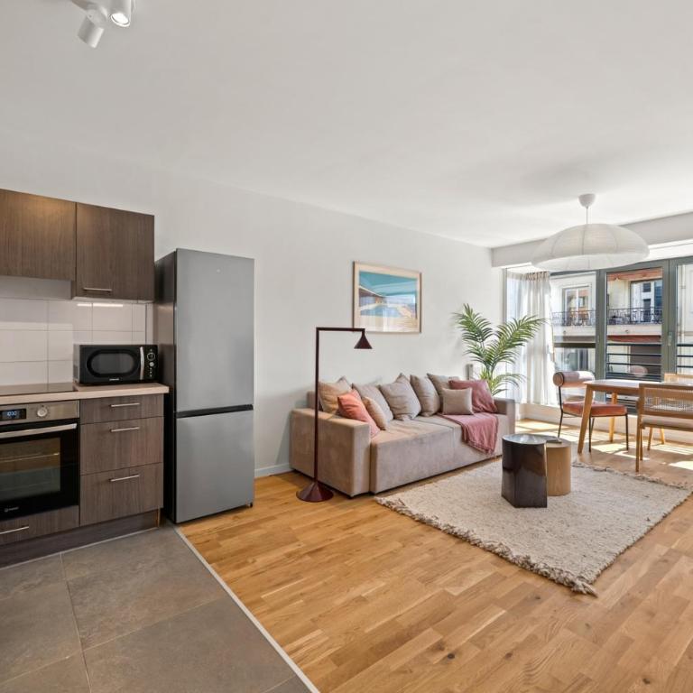 Stunning & Bright - 2 Bedrooms - Parking WiFi/AC - Appartement 2 Chambres Deluxe avec Balcon - 1