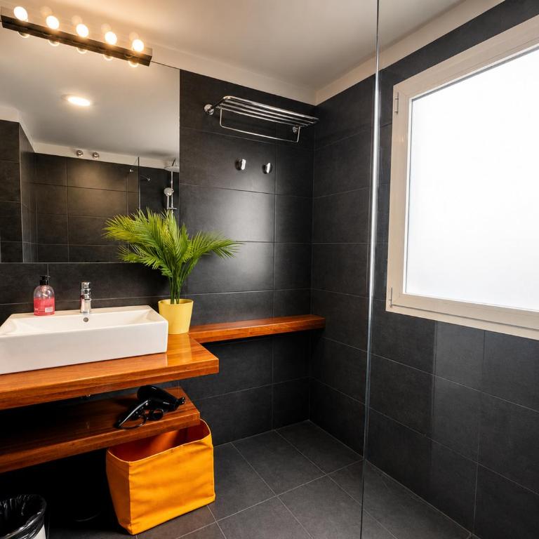Deluxe Coliving Islas Canarias - Suite con cama grande y balcón - 11