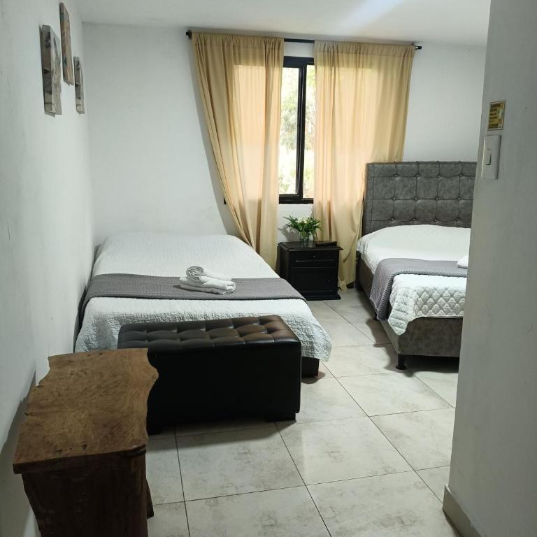Hostal y Camping Los Girasoles - Quadruple Room - 5
