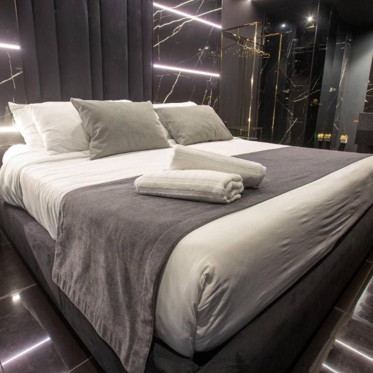 Aman Luxury 23 Bedroom 3 Pool - Villa - 51