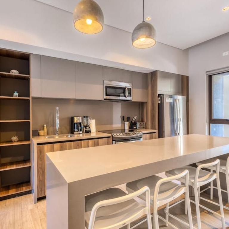 Modern Marina-View Penthouse with Private Hot Tub, Pool & Netflix - Casa - 4