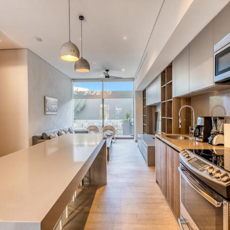 Modern Marina-View Penthouse with Private Hot Tub, Pool & Netflix - Casa - 5