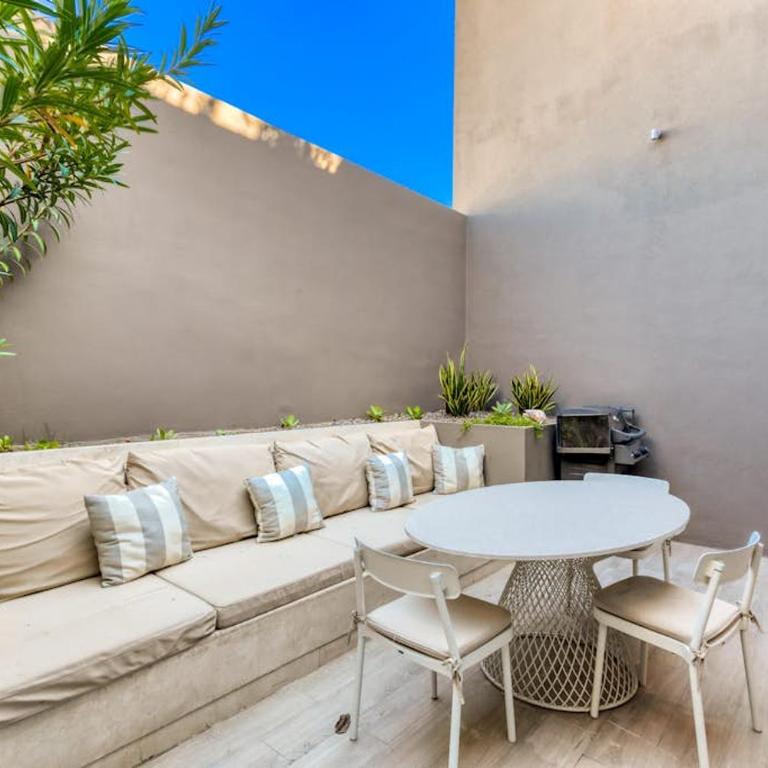 Modern Marina-View Penthouse with Private Hot Tub, Pool & Netflix - Casa - 9