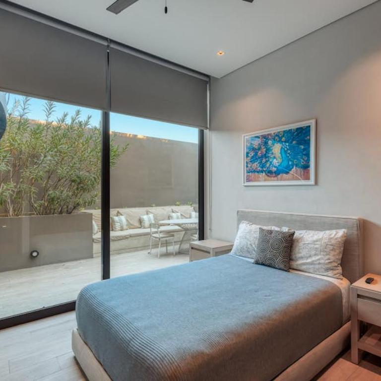 Modern Marina-View Penthouse with Private Hot Tub, Pool & Netflix - Casa - 10