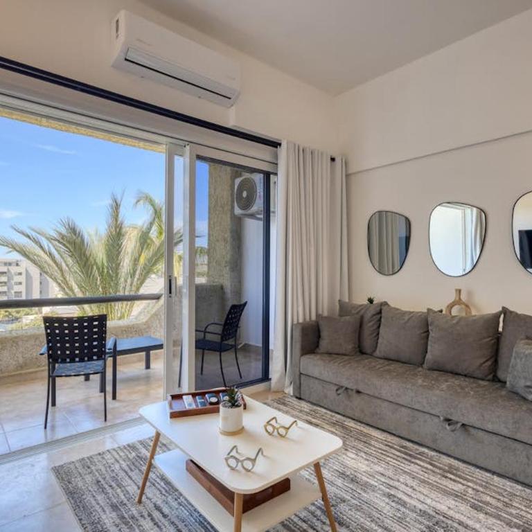 Stylish Coastal Retreat with Breathtaking Views, Resort Pool & Private Balcony - Ferienhaus - 1